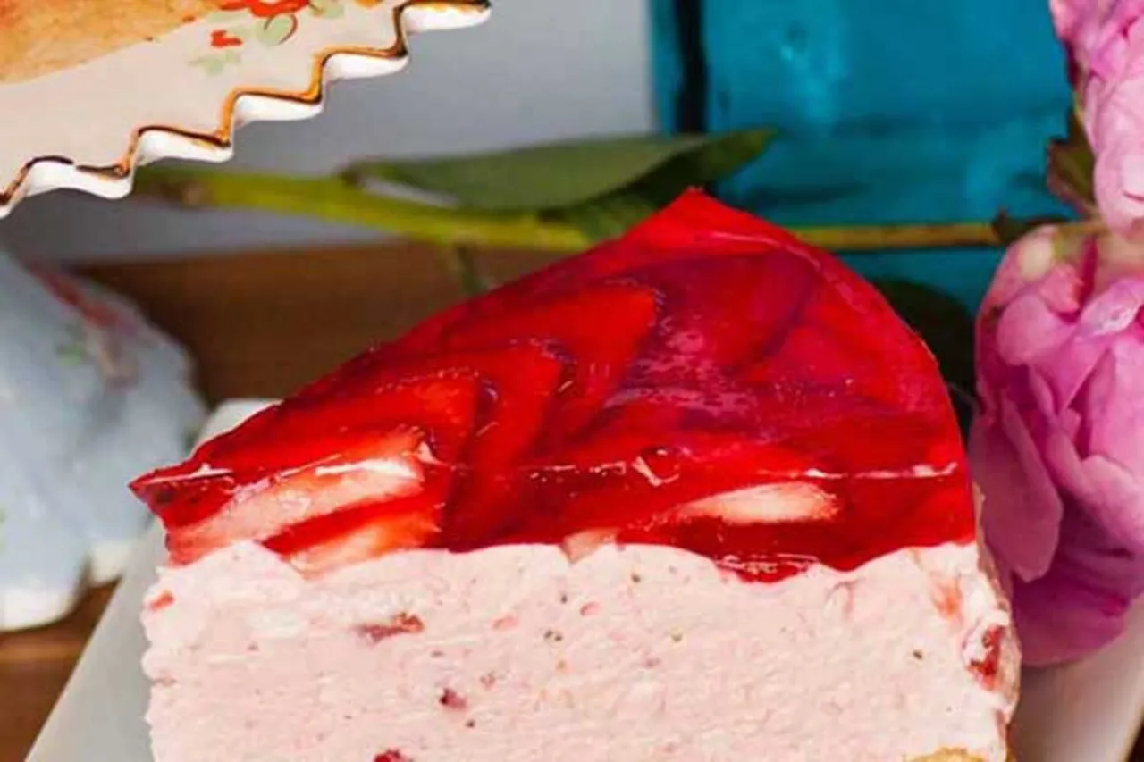 Large Strawberry Mousse Cake Slices - Puratos