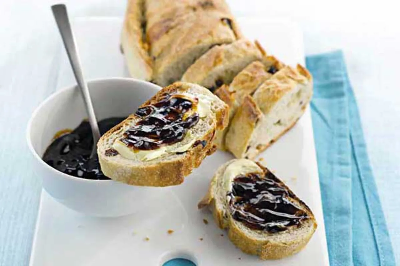 Walnut and Dried Fig Bread - Puratos